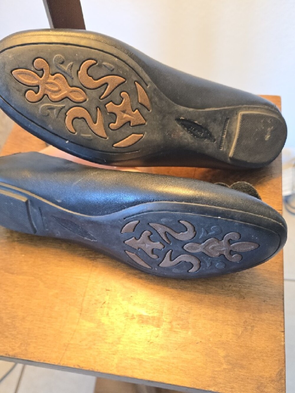 Born Black Leather Sz 9.5 M Flower-Accent Ballet Flats - Picture 2 of 5